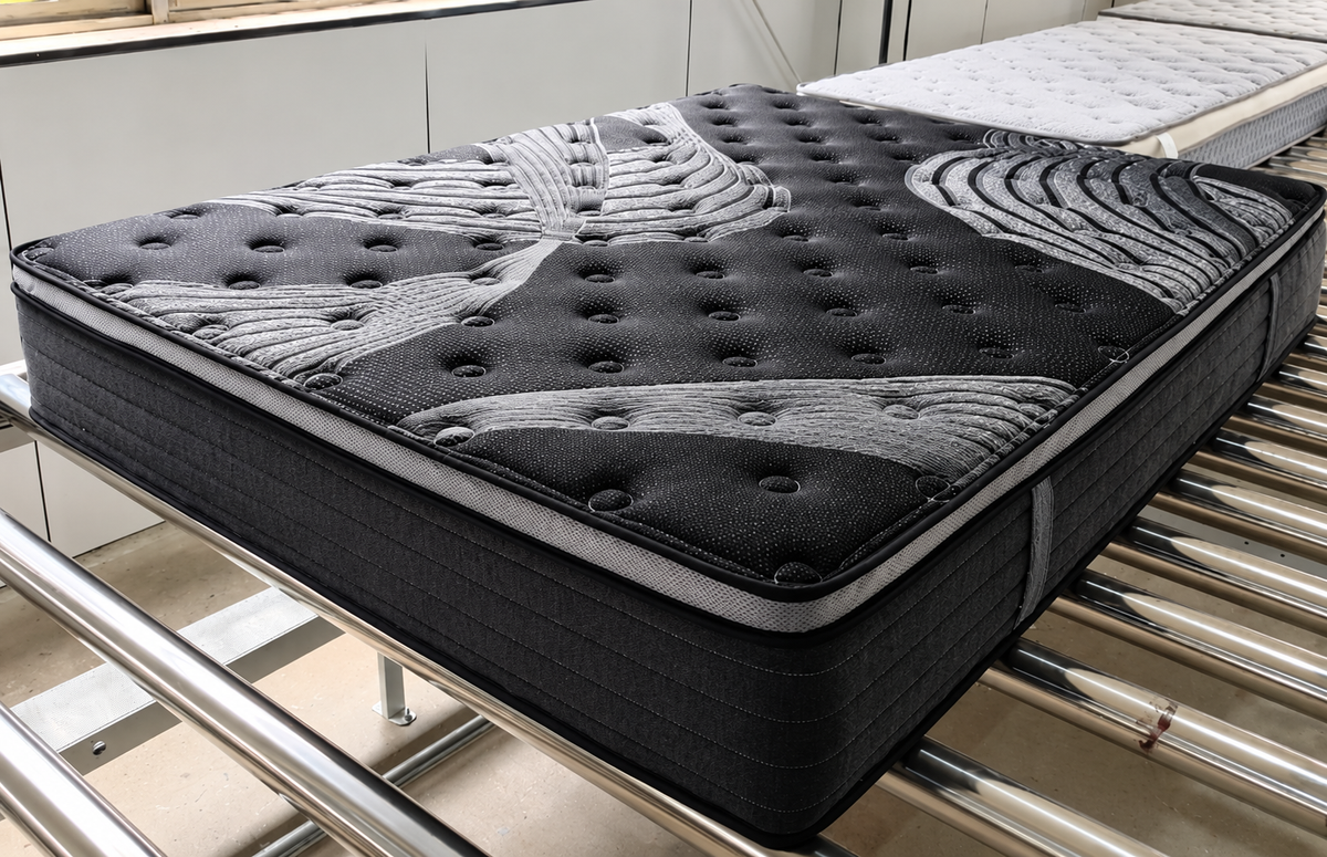 CH Bedroom Double hybrid mattress with memory foam, pocket springs and black breathable quilted fabric cover. #mattress